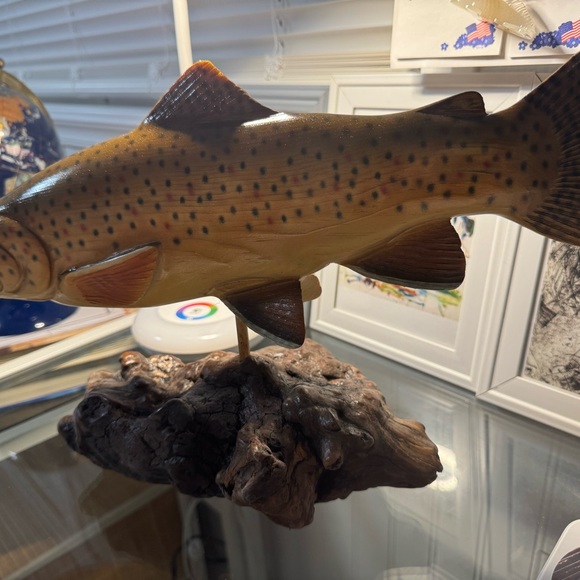 Vintage 1987 Handcrafted Brown Trout Sculpture on Driftwood Base! - Picture 3 of 11